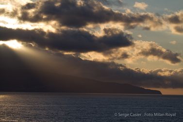 IMG_7558 Azoren, zonsondergang zee en bergen